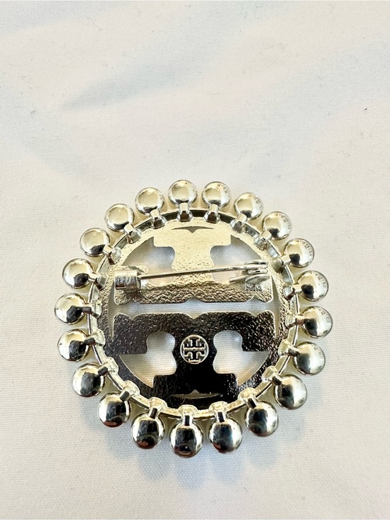 Fashion Jewelry Pearl-Trim Logo Brooch in Silver and Pearl